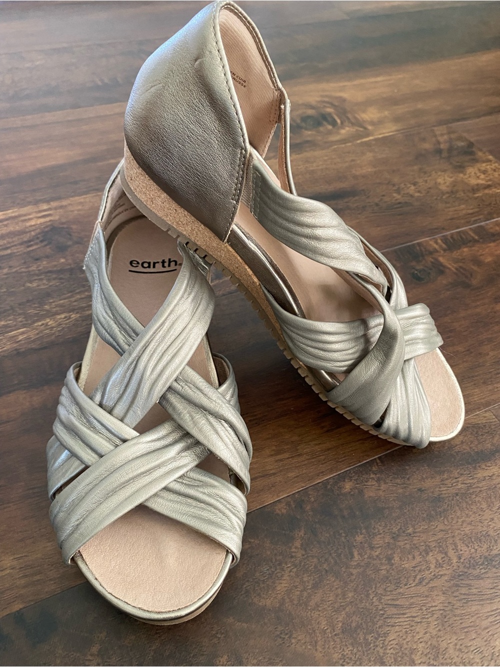 Earth Ficus Gemini Washed Gold Low Wedge Sandal 7.5 Leather Upper & Lining